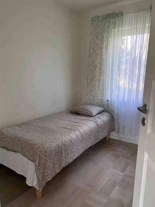 Trevlig Stuga Med Uteplats Rimbo Екстер'єр фото